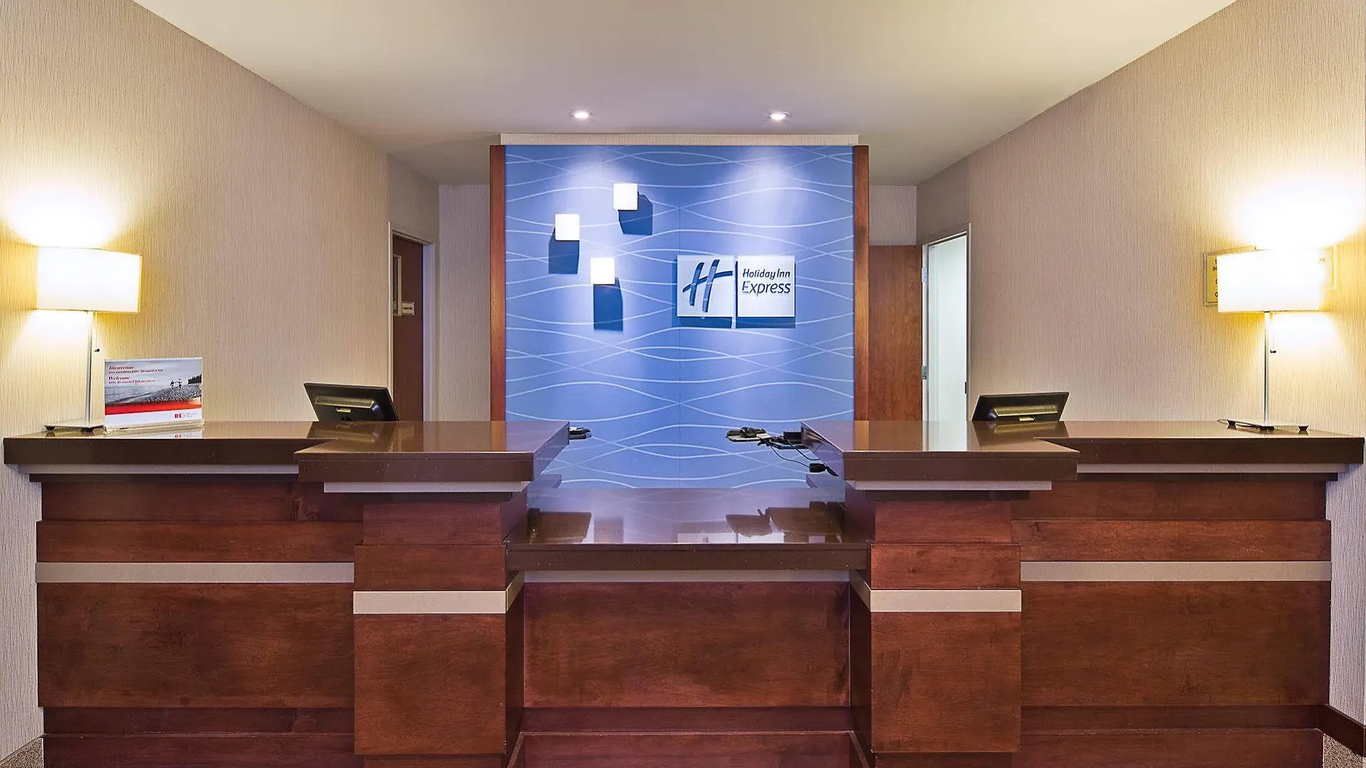 Holiday Inn Express Hotel & Suites Ottawa Airport By Ihg